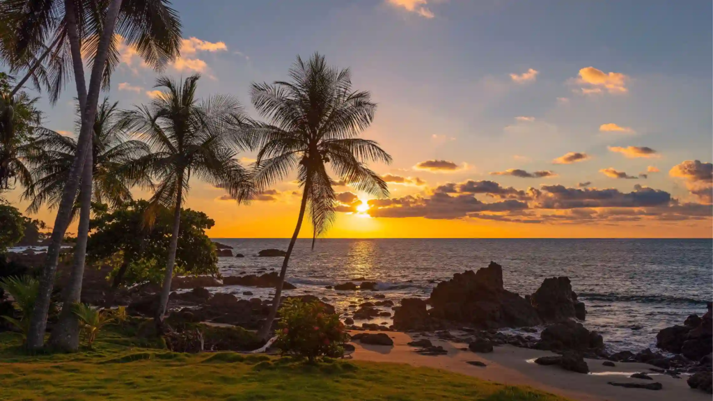 playa costarricense con atardecer
